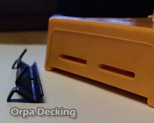 Yandan çakmalı deck aparatı
